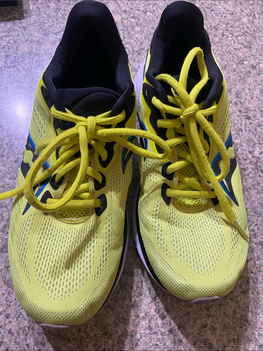 Saucony Ride 14 running shoes in the bright "Citrus/Black" Mens 8